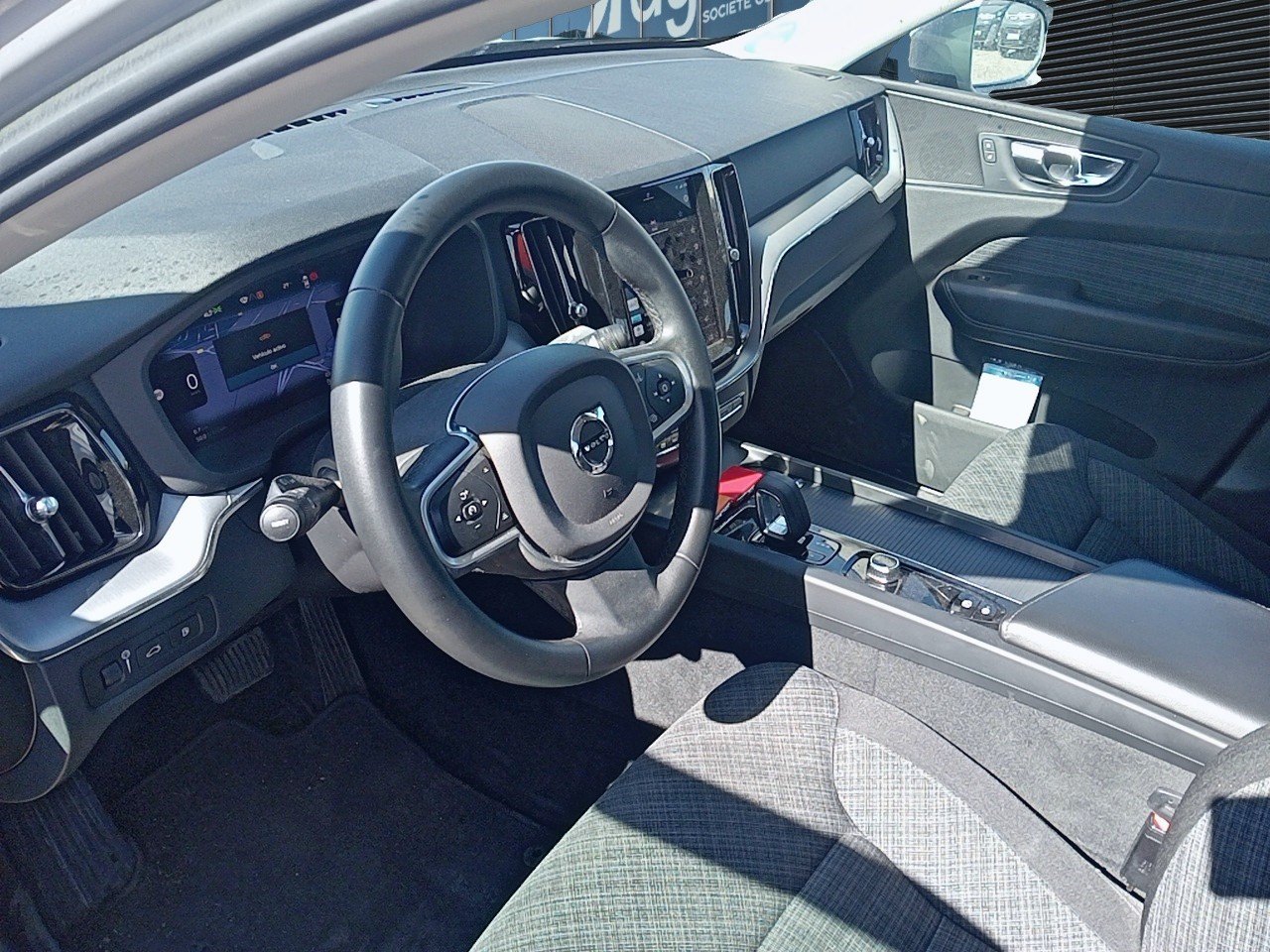Interior del Volvo XC60 0447 LYC: volante, cuadro digital, pantalla central y consola, foto real