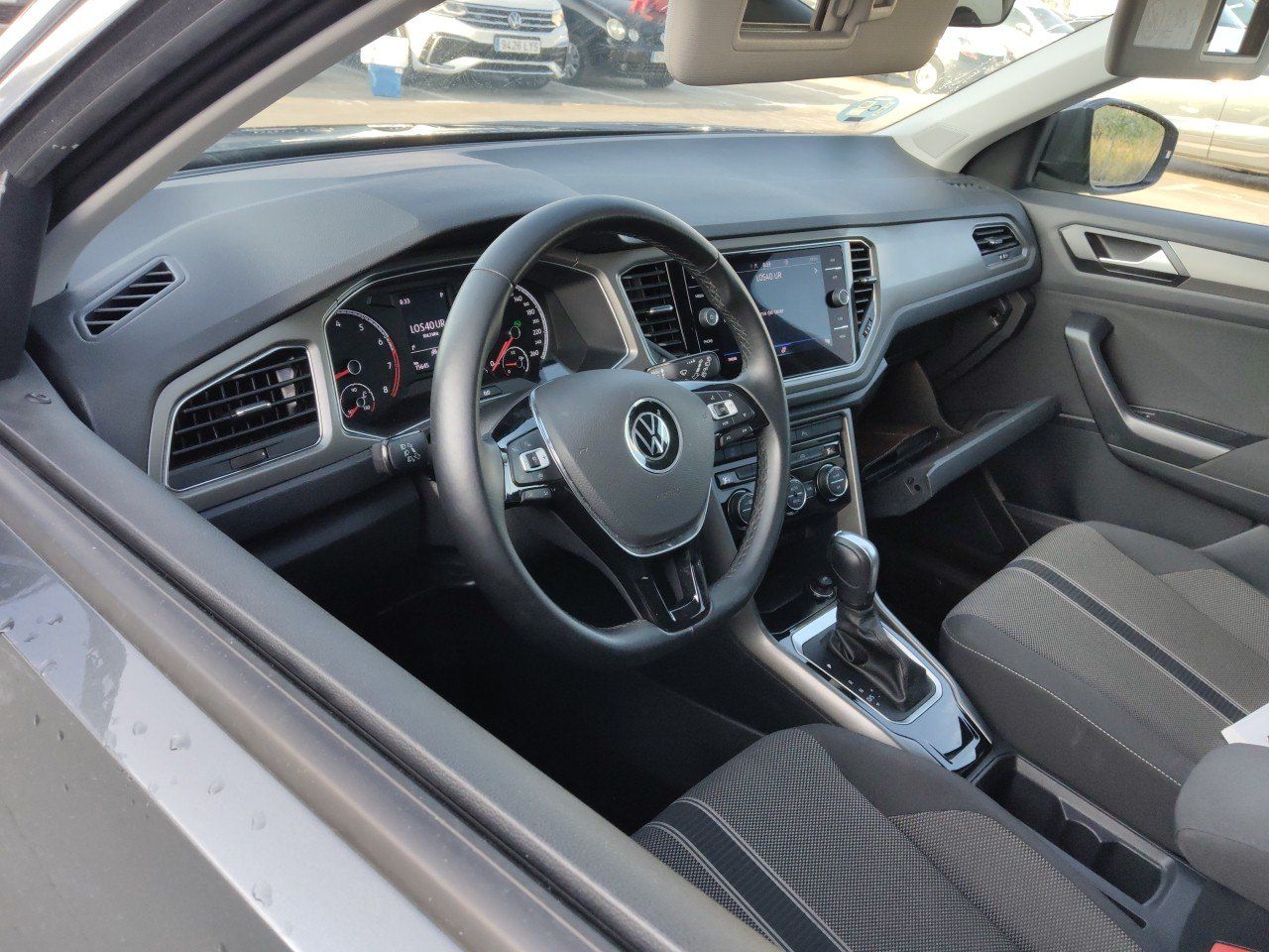 Renting VOLKSWAGEN T-ROC Advance 1.5 TSI 110kW (150CV) DSG