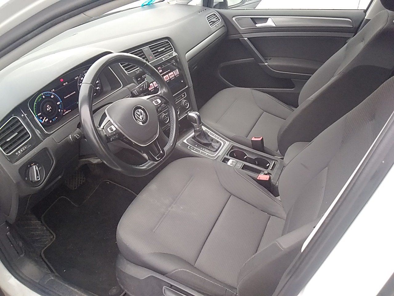 Renting VOLKSWAGEN GOLF (O) e-Golf ePower 100 kW (136CV)
