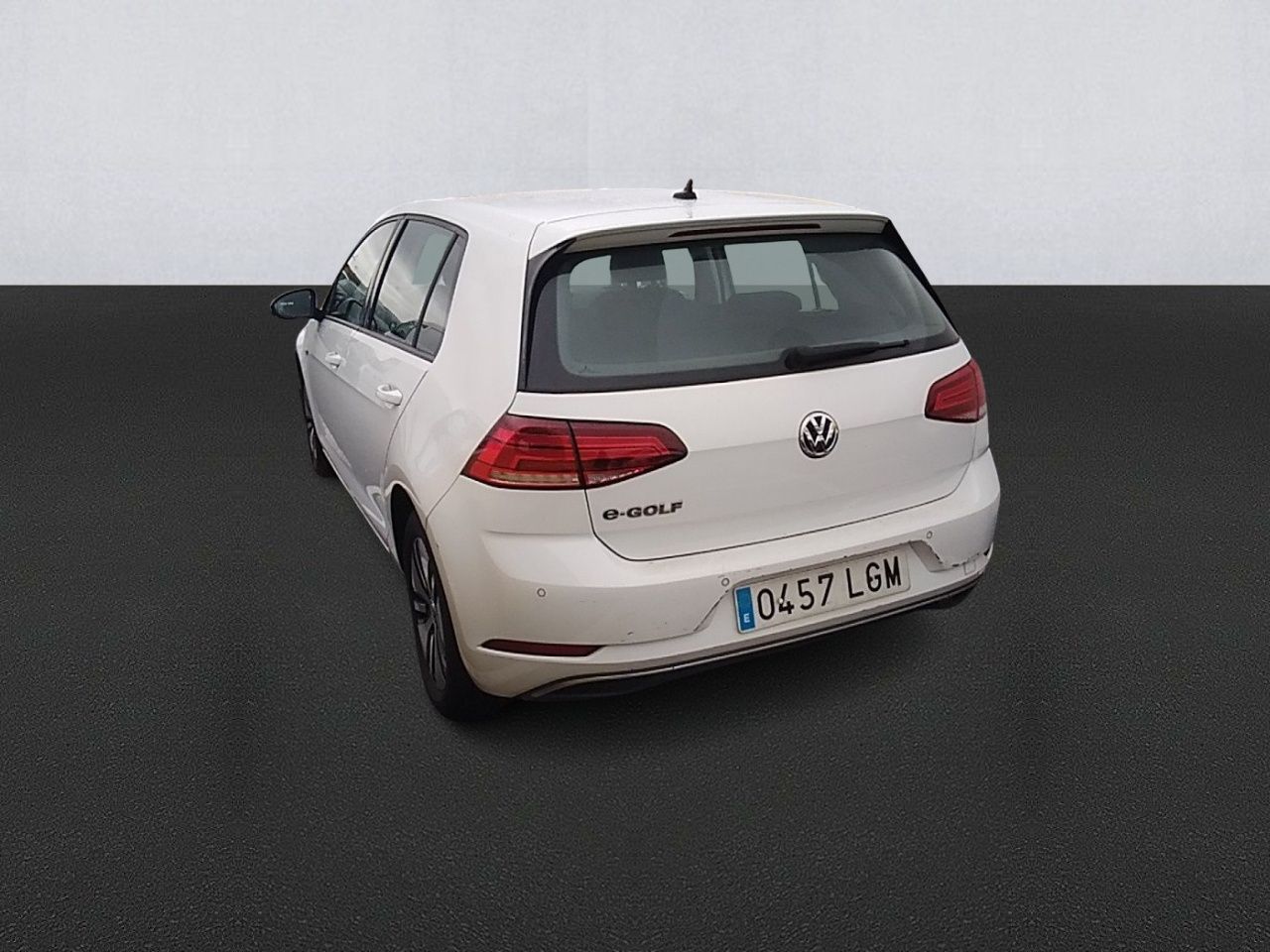 Renting VOLKSWAGEN GOLF (O) e-Golf ePower 100 kW (136CV)