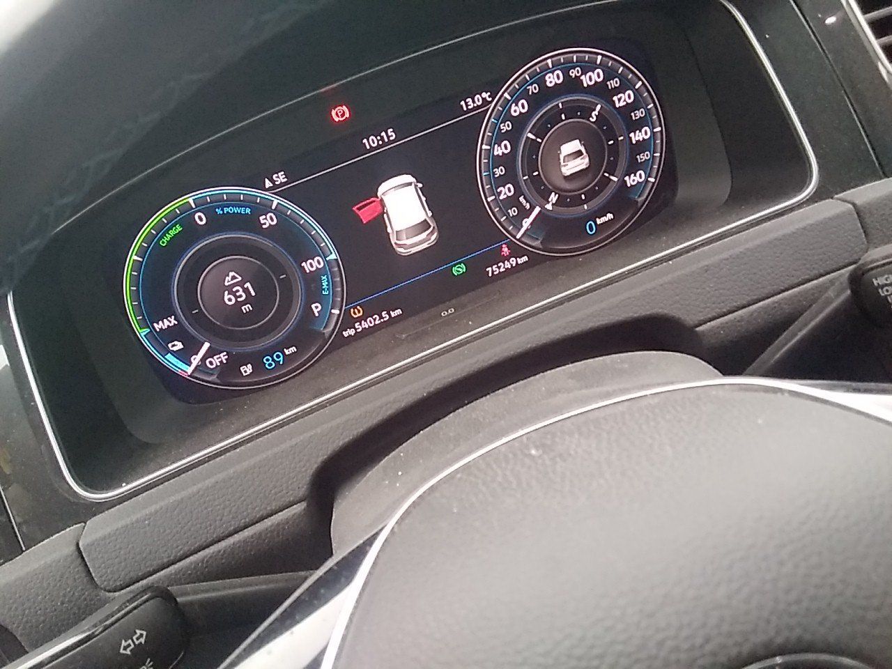 Renting VOLKSWAGEN GOLF (O) e-Golf ePower 100 kW (136CV)