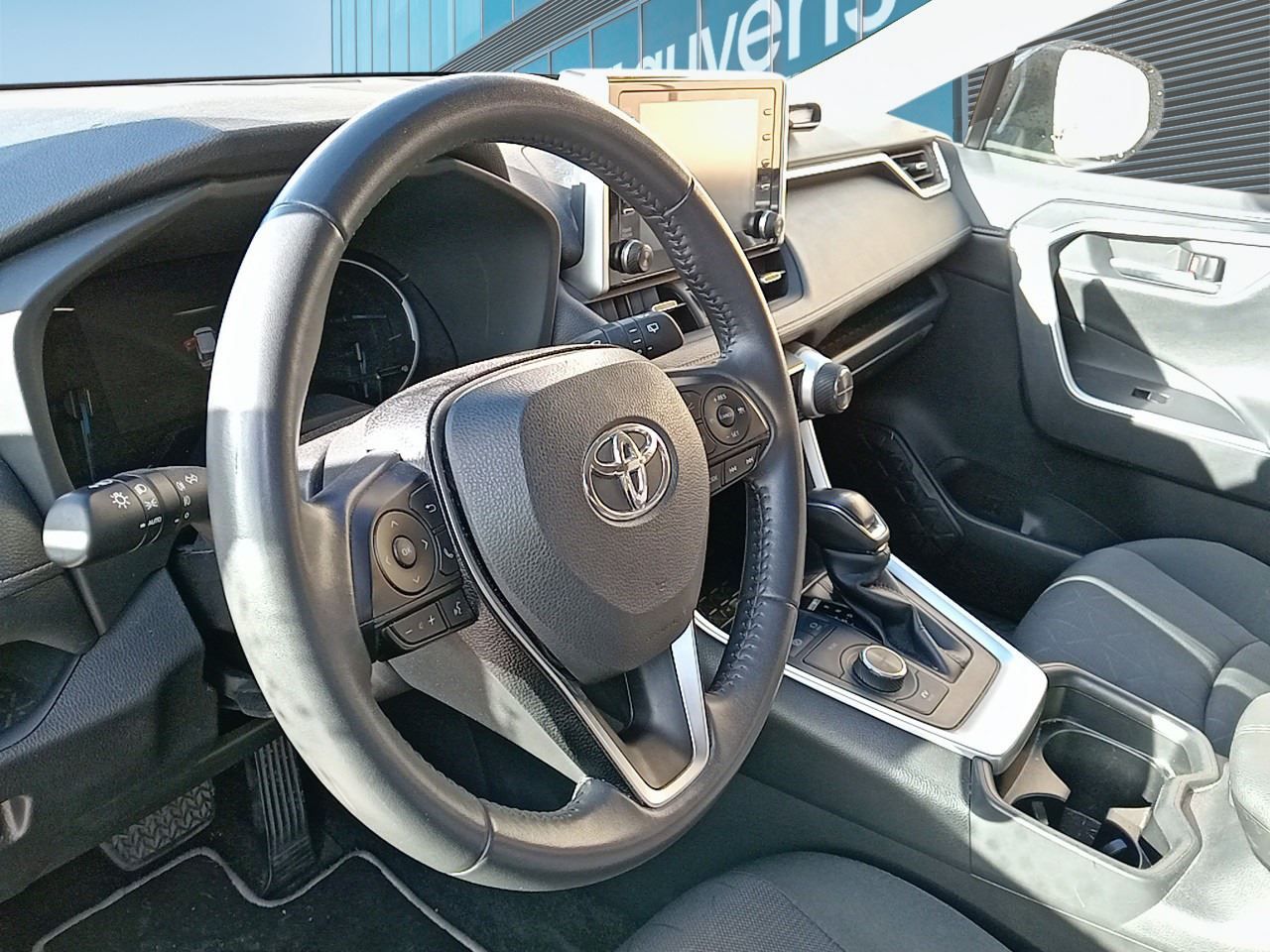 Renting TOYOTA RAV4 2.5l 220H Advance 4WD
