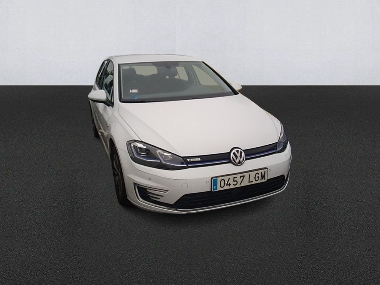 Renting VOLKSWAGEN GOLF (O) e-Golf ePower 100 kW (136CV)