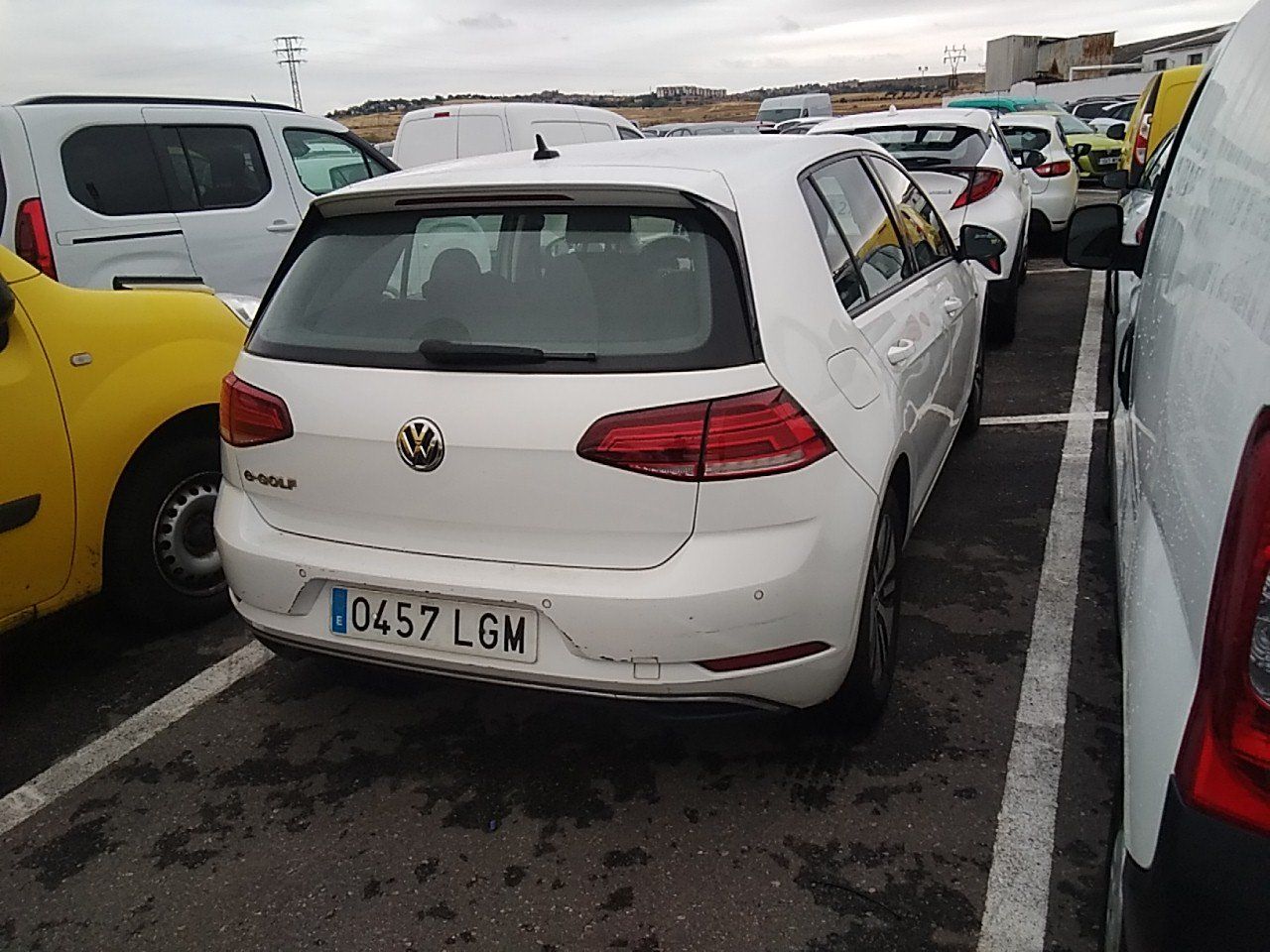 Renting VOLKSWAGEN GOLF (O) e-Golf ePower 100 kW (136CV)