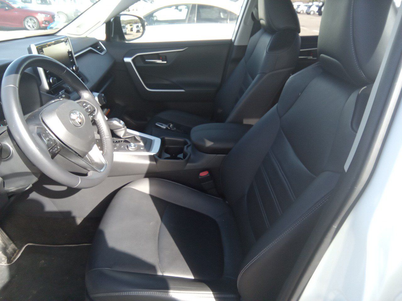 Renting TOYOTA RAV4 2.5l 220H Luxury 4WD