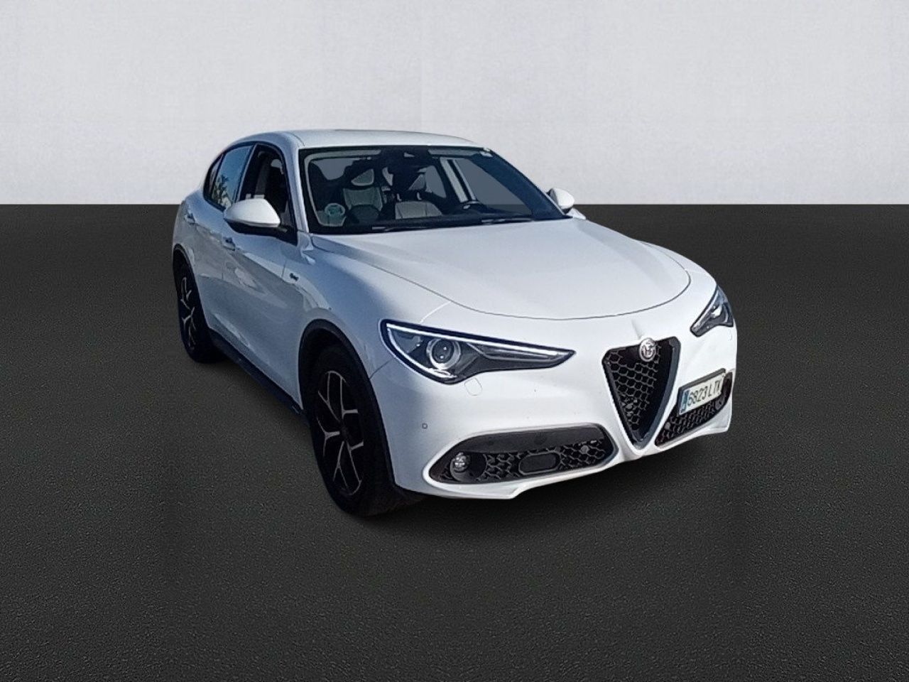 Renting ALFA ROMEO STELVIO 2.2 Diésel 140kW (190CV) Sprint RWD