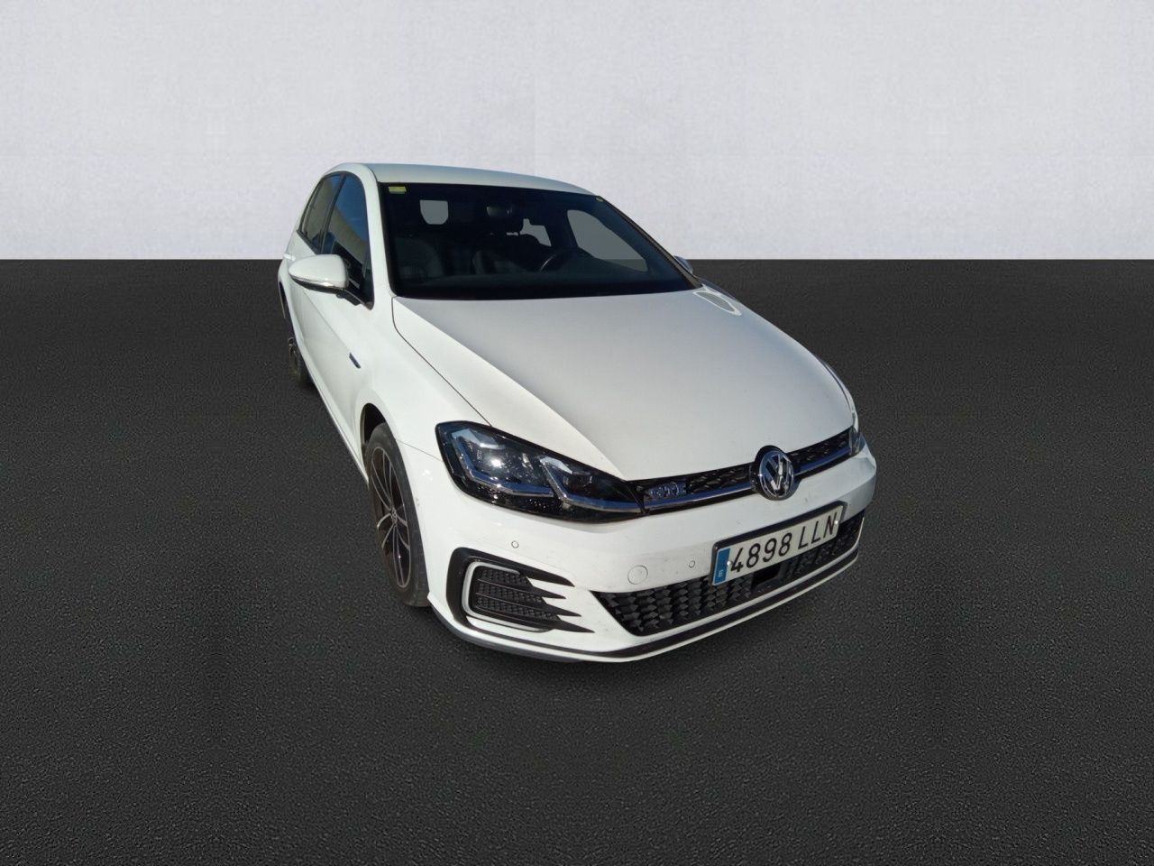 Renting VOLKSWAGEN GOLF (O) GTE 1.4 TSI e-Power 150kW (204CV) DSG
