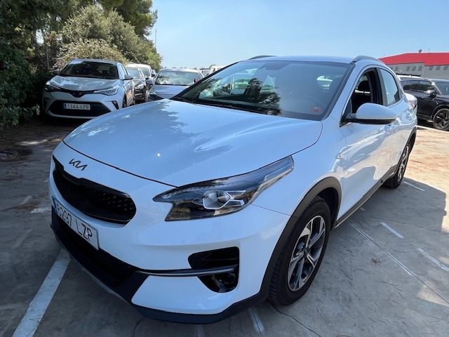 Renting KIA XCEED 1.0 T-GDi Drive 88kW (120CV)