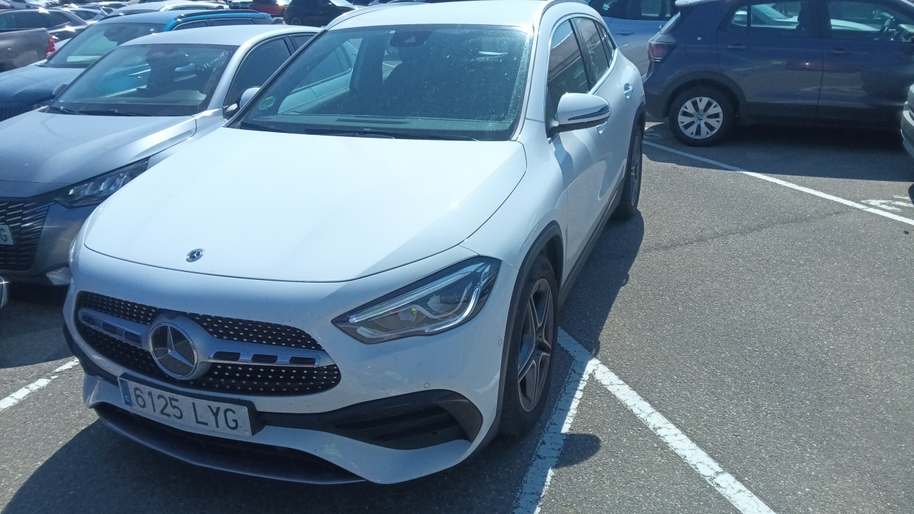 Renting MERCEDES GLA GLA 200 D