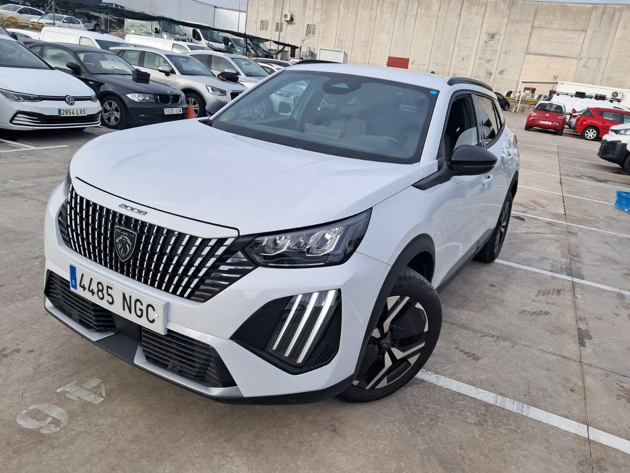 Renting PEUGEOT 2008 Allure Puretech 100 S&S 6 Vel. MAN
