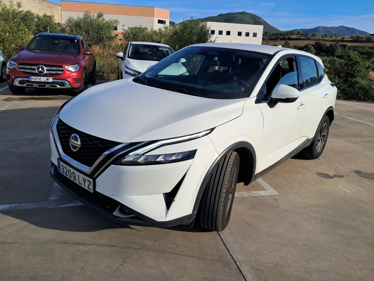 Renting NISSAN QASHQAI DIG-T 103kW (140CV) mHEV 4x2 Acenta