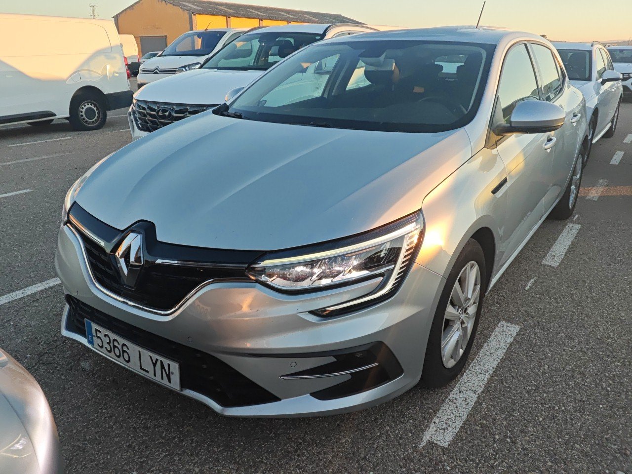 Renting RENAULT MEGANE (O) Intens TCe 103 kW (140CV) GPF