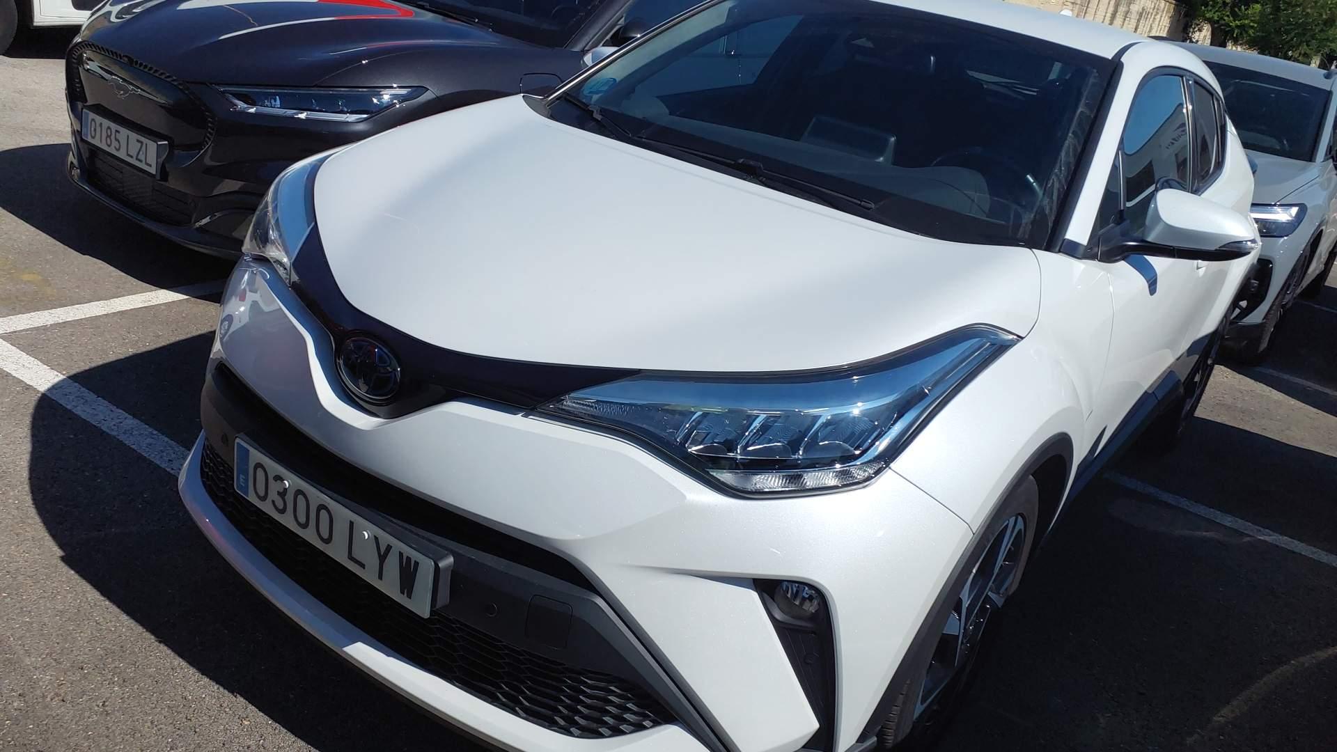 Renting TOYOTA C-HR 1.8 125H Advance