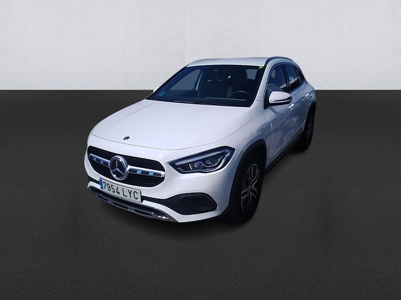 Renting MERCEDES GLA GLA 200 D