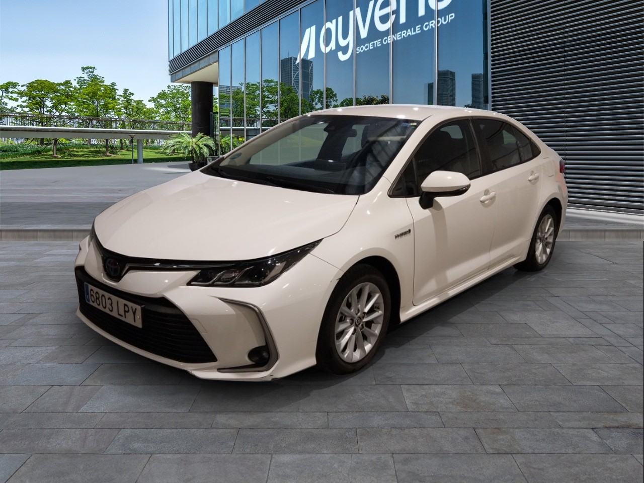Renting TOYOTA COROLLA 1.8 125H BUSINESS P E-CVT SEDAN Rueda Re